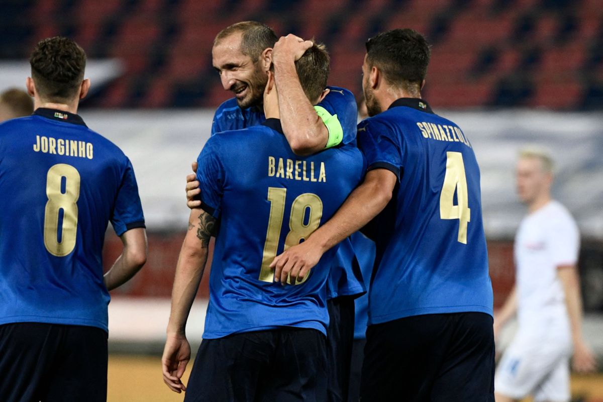 Nicolo Barella’s teammates congratulate him after a goal Friday against the Czech Republic.