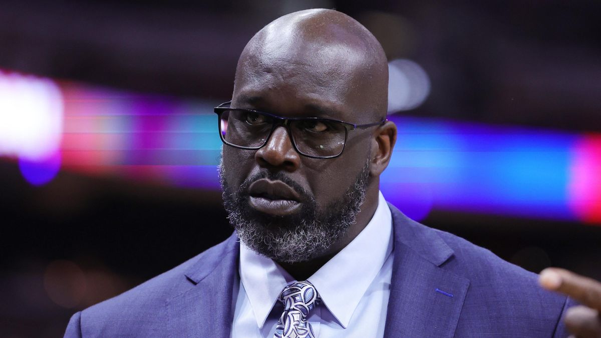 Gotta keep one eye on the door,  Shaq!