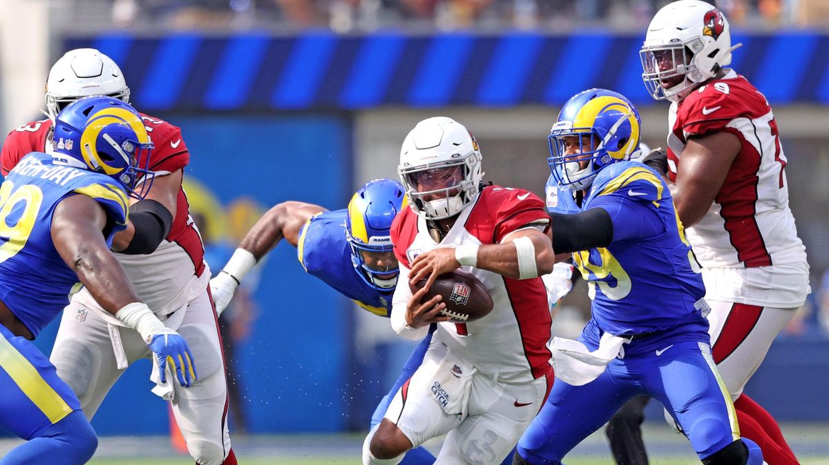Kyler Murray breaks free against the Rams’ defensive line.