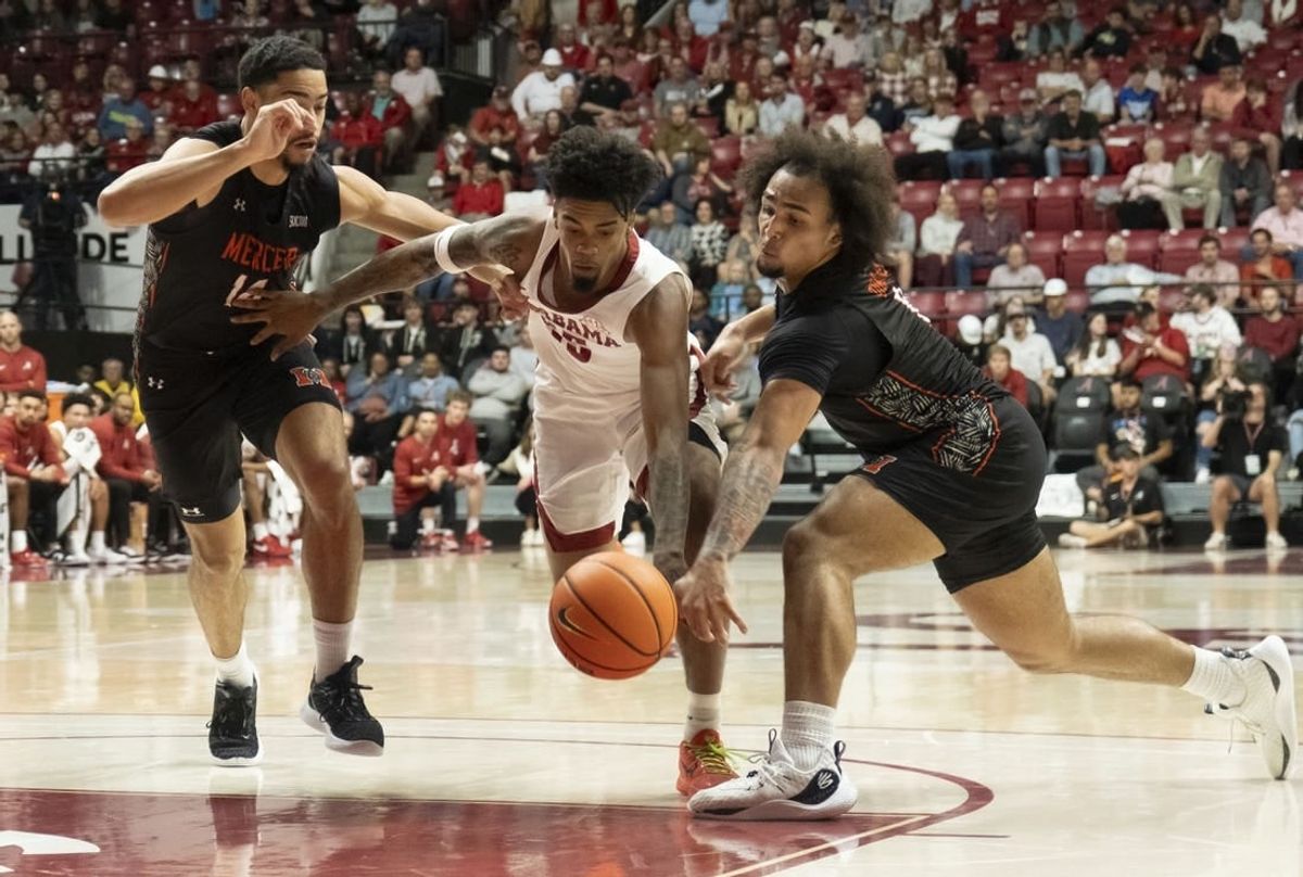 Nov 17, 2023; Tuscaloosa, Alabama, USA;  Alabama guard Aaron Estrada splits between Mercer forward TJ Grant (14) and Mercer guard Jah Quinones (0) at Coleman Coliseum.