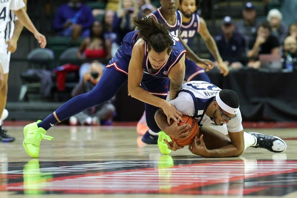 Nov 23, 2023; Kissimmee, Florida, USA;  Florida Atlantic Owls forward Tre Carroll (25) and Butler Bulldogs center Andre Screen (23) fight for a loose ball in the first half during the ESPN Events Invitational at State Farm Field House.