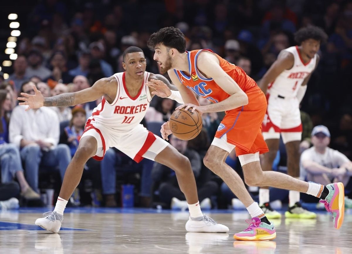 Feb 27, 2024; Oklahoma City, Oklahoma, USA; Oklahoma City Thunder forward Chet Holmgren (7) moves the ball as Houston Rockets forward Jabari Smith Jr. (10) defends during the second half at Paycom Center.