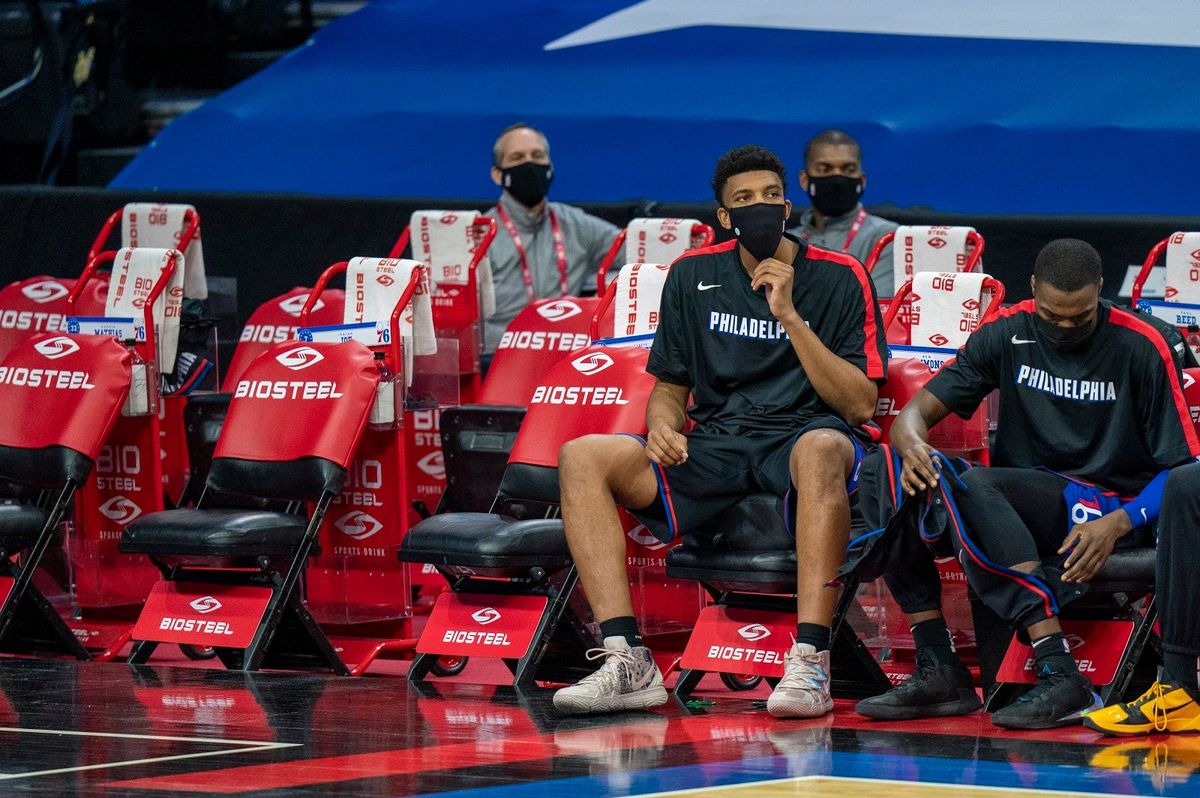 Mike Scott wonders what it would take to get in the game from a prettttty empty 76ers’ bench.