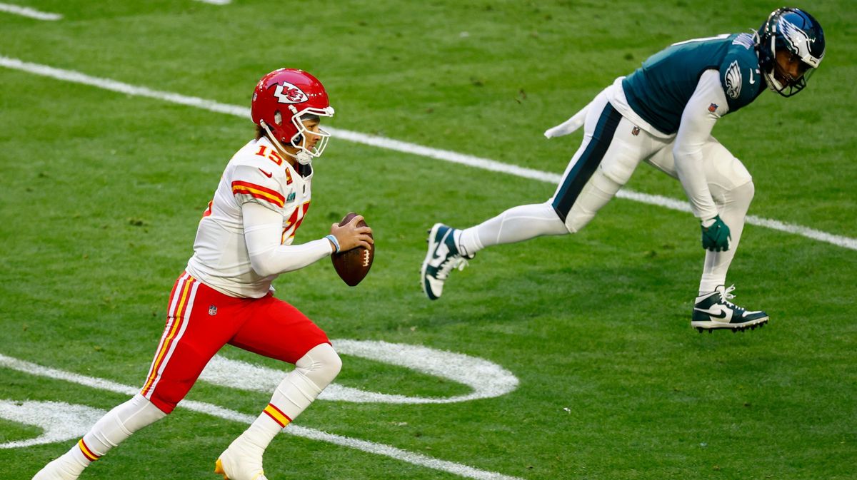 Eagles’ linebacker Haason Reddick loses his footing while tracking Patrick Mahomes.