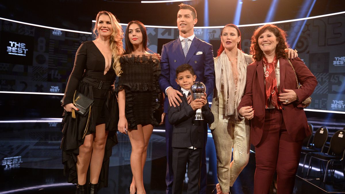 Cristiano Ronaldo with his sisters Katia Aveiro (left) and Elma Aveiro (second from right) in 2016.