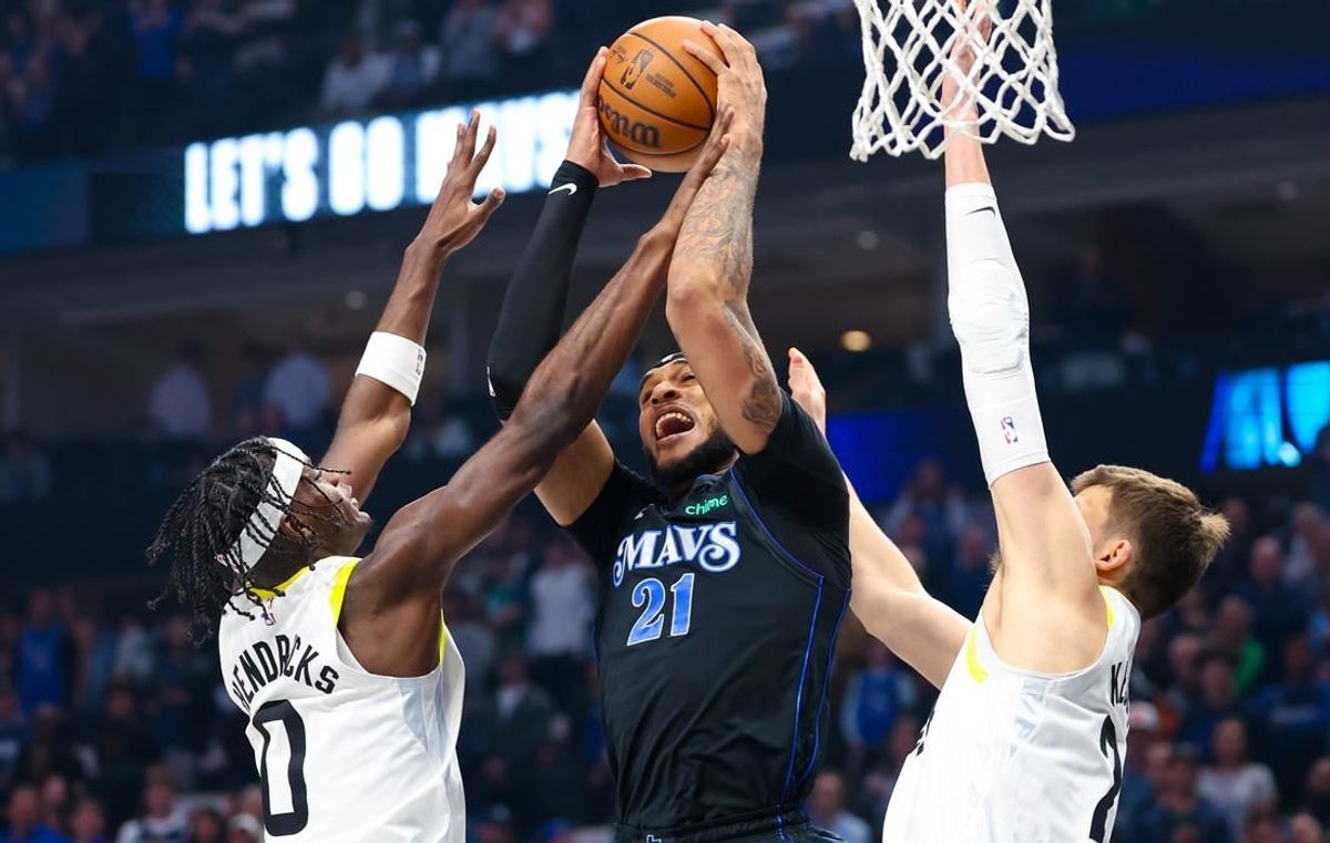 Mar 21, 2024; Dallas, Texas, USA;  Dallas Mavericks center Daniel Gafford (21) and Utah Jazz forward Taylor Hendricks (0) go for the ball during the first half at American Airlines Center.