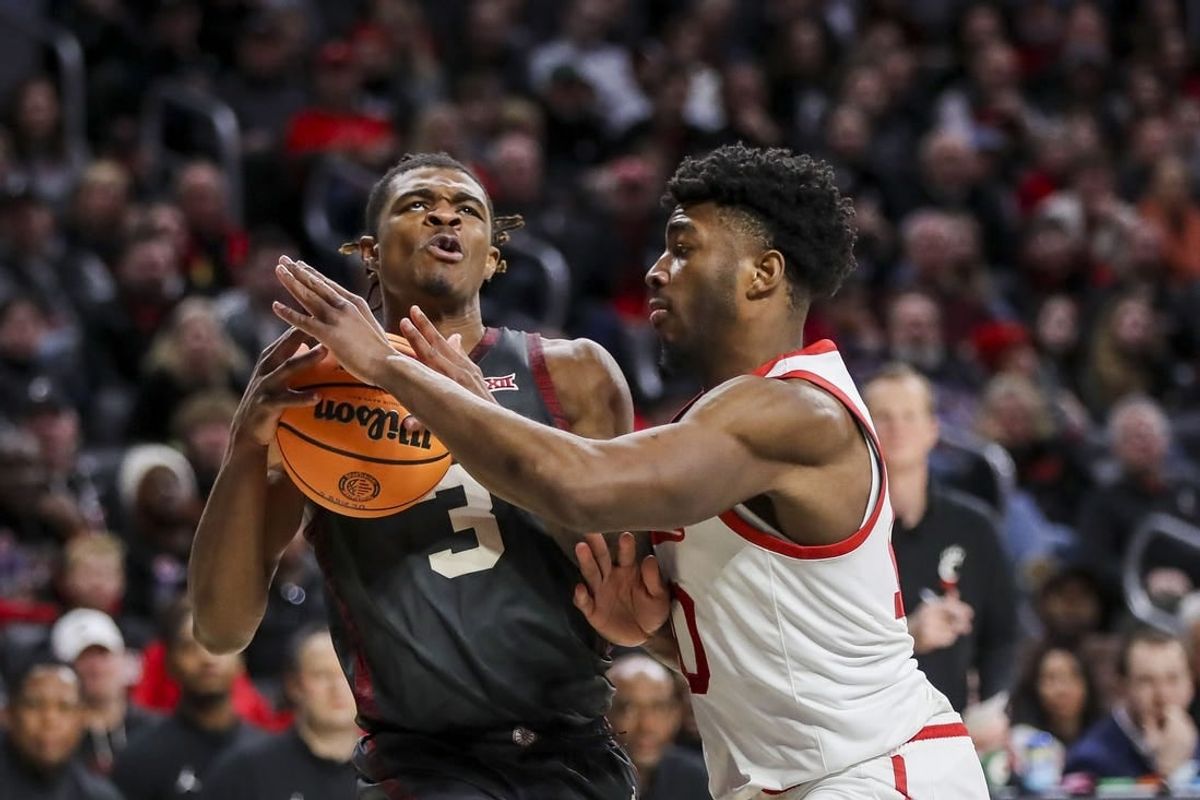 Jan 20, 2024; Cincinnati, Ohio, USA; Oklahoma Sooners guard Otega Oweh (3) drives to the basket against Cincinnati Bearcats guard Josh Reed (10) in the first half at Fifth Third Arena.