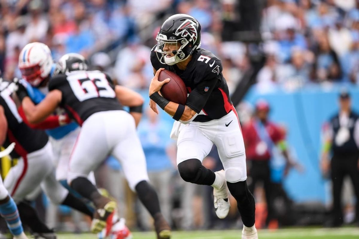 Oct 29, 2023; Nashville, Tennessee, USA; Atlanta Falcons quarterback Desmond Ridder (9) against the Tennessee Titans at Nissan Stadium.
