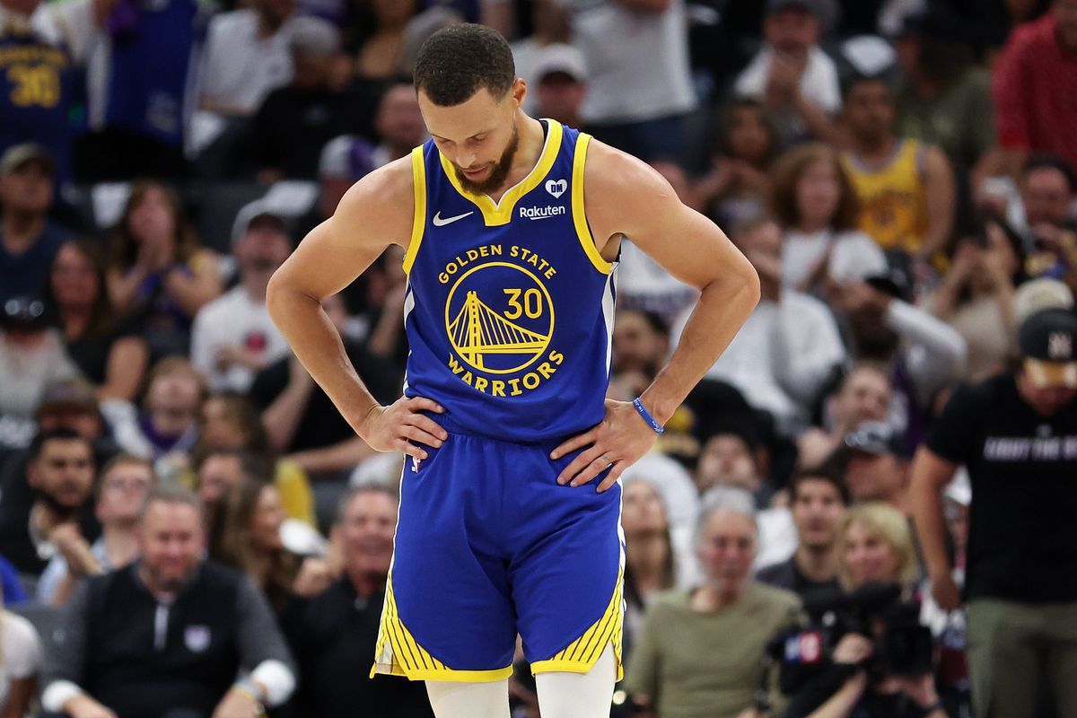 SACRAMENTO, CALIFORNIA - ABRIL 16: Stephen Curry #30 de los Golden State Warriors está en la cancha durante la segunda mitad de  derrota ante los Sacramento Kings durante el torneo Play-In en el Golden 1 Center el 16 de abril de 2024 en Sacramento, California. USUARIO: El Usuario reconoce y acepta expresamente que, al descargar y o usar esta fotografía, está dando su consentimiento a los términos y condiciones del  Acuerdo de licencia de Getty Images. (Foto de Ezra Shaw/Getty Images)
