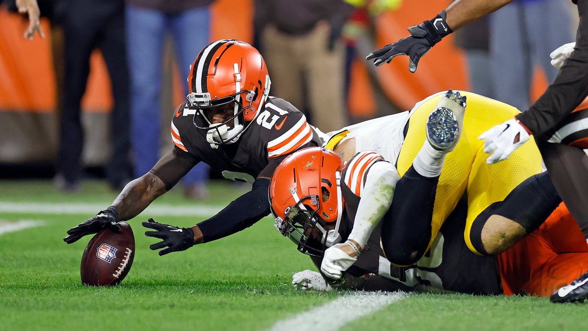 Cleveland Browns CB Denzel Ward hops on the fumble to score a defensive TD for his squad