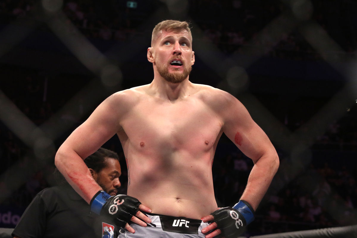 9 de septiembre de 2023; Sídney, Nueva Gales del Sur, Australia; Alexander Volkov (guantes azules) reacciona durante su pelea con Tai Tuivasa (guantes rojos) en UFC 293 en el Qudos Bank Arena. Crédito obligatorio: Jasmin Frank-USA TODAY Sports