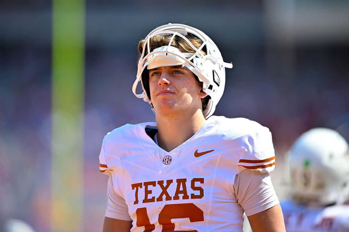 10 de octubre de 2026; Dallas, Texas, EE. UU.; El mariscal de campo de los Texas Longhorns, Arch Manning (16), observa antes del partido entre los Sooners y los Longhorns en el Cotton Bowl. Crédito obligatorio: Jerome Miron-Imagn Images