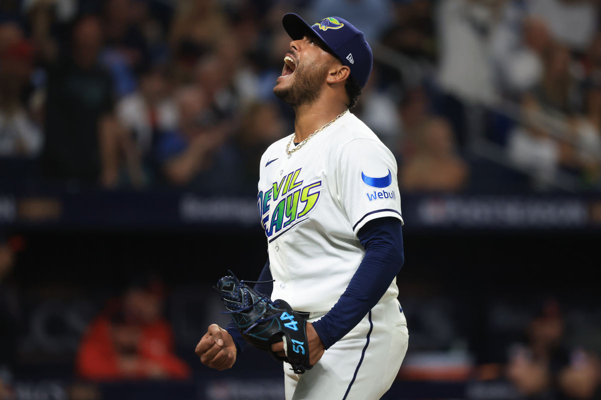 19 de octubre de 2026; San Petersburgo, Florida, EE. UU.; El lanzador de los Tampa Bay Rays, Freddy Peralta (51), reacciona al final de la cuarta entrada contra los Cleveland Guardians en el sexto juego de la Serie de Campeonato de la Liga Americana para los Playoffs de la MLB de 2026 en el Tropicana Field. Crédito obligatorio: Kim Klement Neitzel-Imagn Images