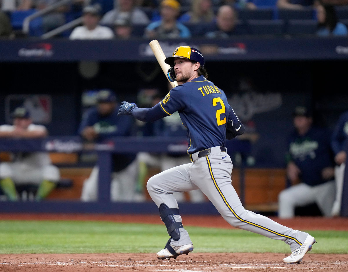 El segunda base de los Milwaukee Brewers, Brice Turang (2), conecta un doble contra los Tampa Bay Rays durante la novena entrada del Juego 3 de la Serie Mundial en el Tropicana Field en St. Petersburg, Florida, el 26 de octubre de 2026.
