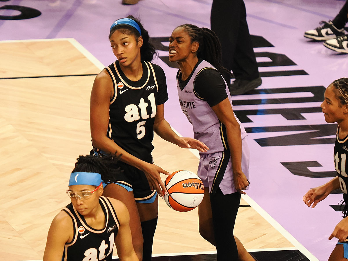 26 de octubre de 2026; San Francisco, California, EE. UU.; La base de las Golden State Valkyries, Tiffany Hayes (15), celebra detrás de la delantera de las Atlanta Dream, Angel Reese (5), tras anotar una bandeja durante el tercer cuarto del quinto partido de las Finales de la WNBA de 2026 en el Chase Center. Crédito obligatorio: Kelley L Cox-Imagn Images