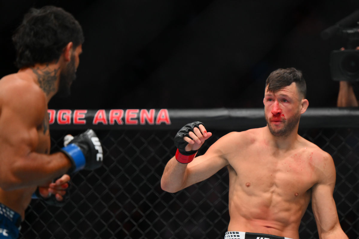 28 de marzo de 2026; Seattle, Washington, EE. UU.; Julian Erosa (guantes rojos) pelea contra Lerryan Douglas (guantes azules) durante el evento UFC Fight Night en el Climate Pledge Arena. Crédito obligatorio: Steven Bisig-Imagn Images