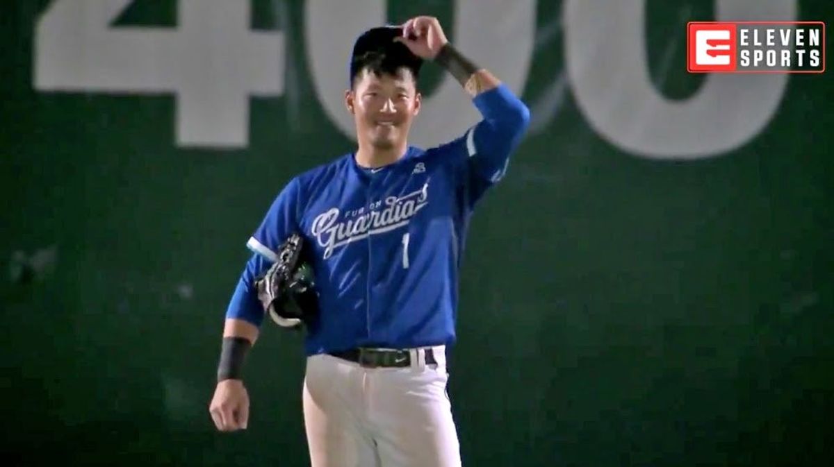 Lin Che-Hsuan made a spectacular catch, and waited for the last possible moment to reveal it.