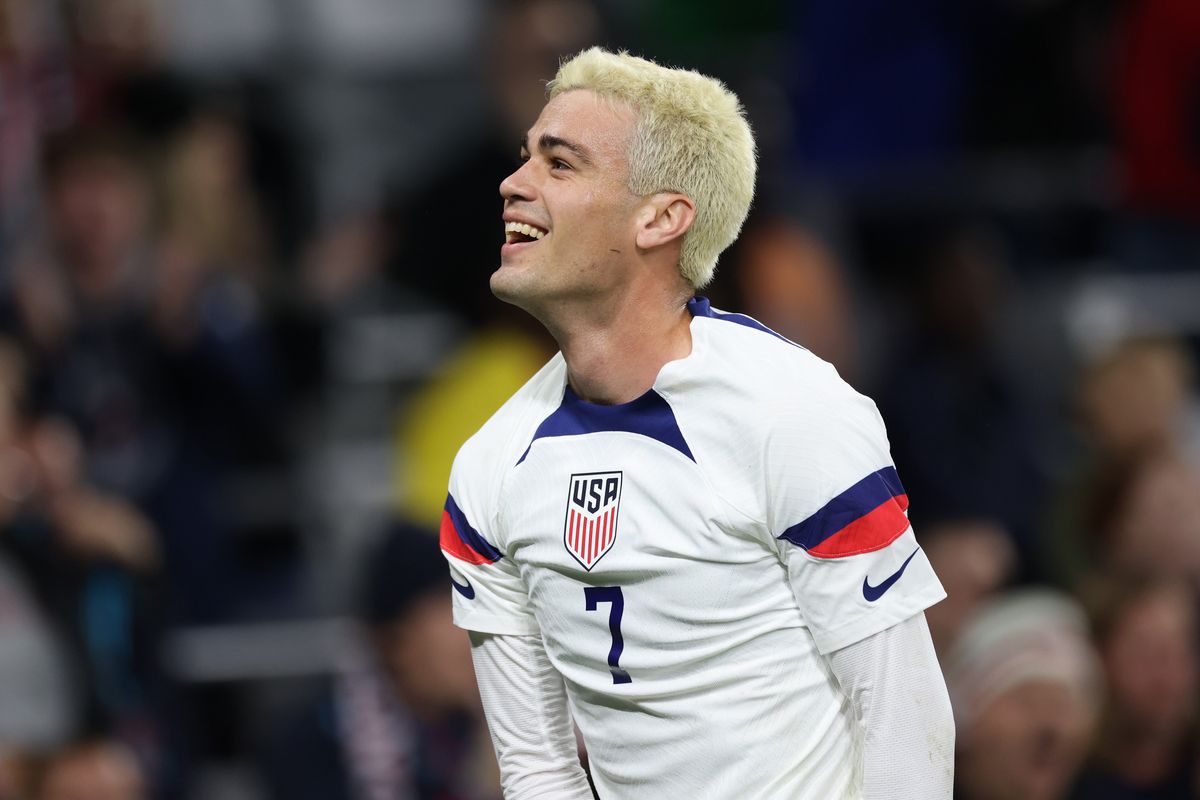 Gio Reyna celebra su gol del primer tiempo contra Ghana durante un amistoso internacional