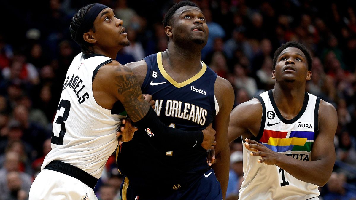 Zion Williamson (center) and Anthony Edwards (r.).
