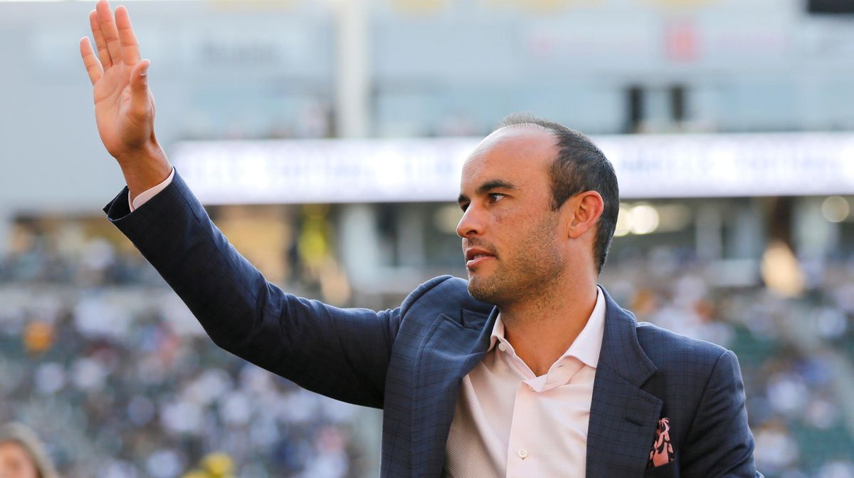 Landon Donovan says a fall World Cup puts the USMNT at a disadvantage.