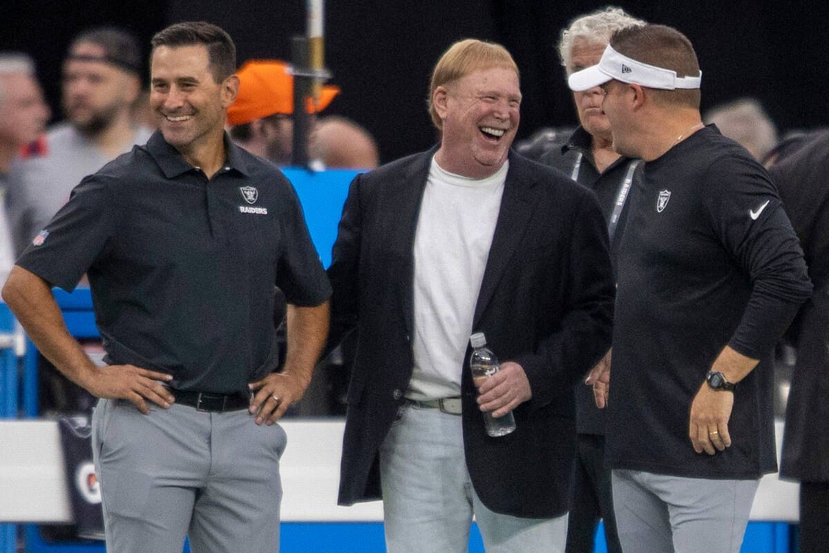 El propietario de los Raiders, Mark Davis, despidió al entrenador en jefe Josh McDaniels (der.) y al gerente general Dave Ziegler (izq.).
