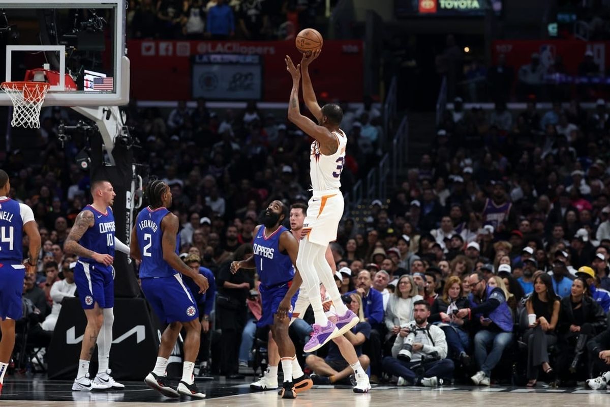 Jan 8, 2024; Los Angeles, California, USA;  Phoenix Suns forward Kevin Durant (35) shoots the ball during the second quarter against the Los Angeles Clippers at Crypto.com Arena.