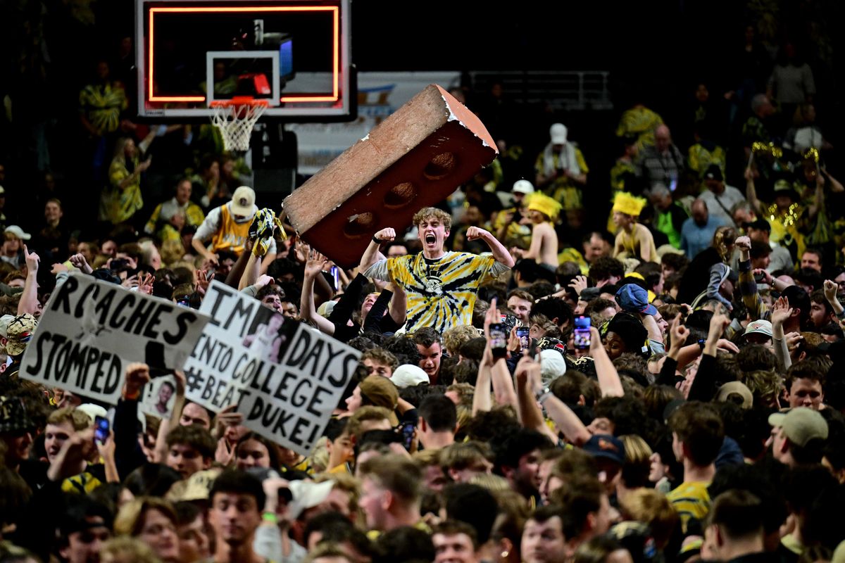 Los fanáticos de Wake Forest Demon Deacons asaltan la cancha después de una victoria de Duke Blue Devils en Lawrence Joel Veterans Memorial Coliseum el 24 de febrero de 2024.  en Winston Salem, NC. Wake Forest ganó 83-79.