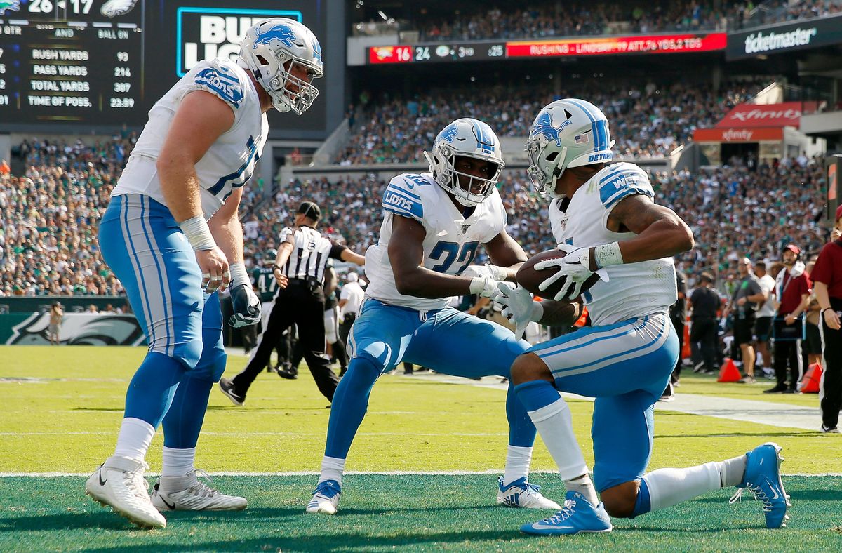 Marvin Jones (r.) celebrates touchdown with Frank Ragnow (l.) and Kerryon Johnson against Eagles in 2019.