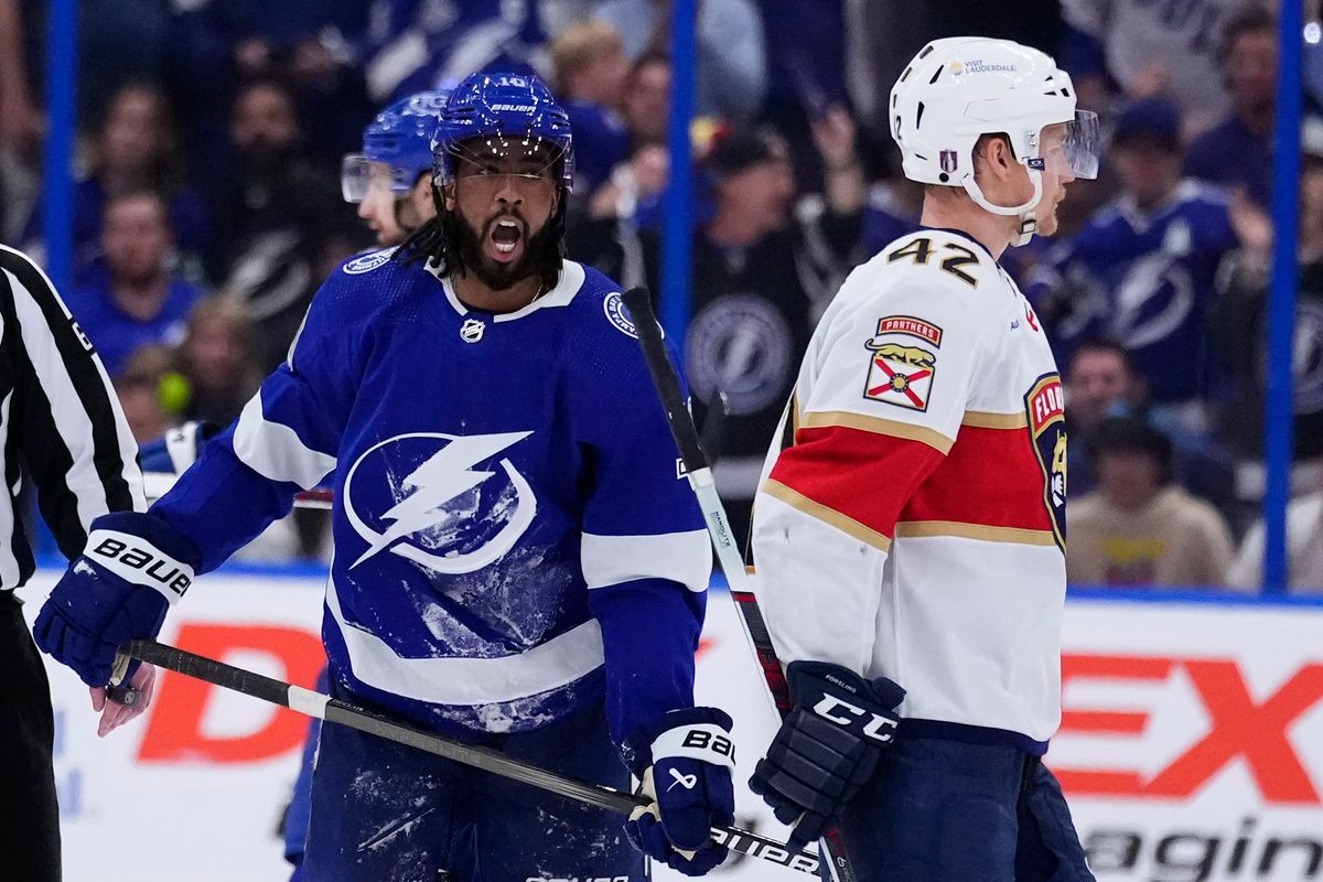 También recibiendo una penalización durante el tercer período del cuarto juego de la primera ronda de los playoffs de la Copa Stanley 2024 en el Amalie Arena en abril 27 de septiembre de 2024 en Tampa, Florida. (Foto de Rich Story/Getty Images)