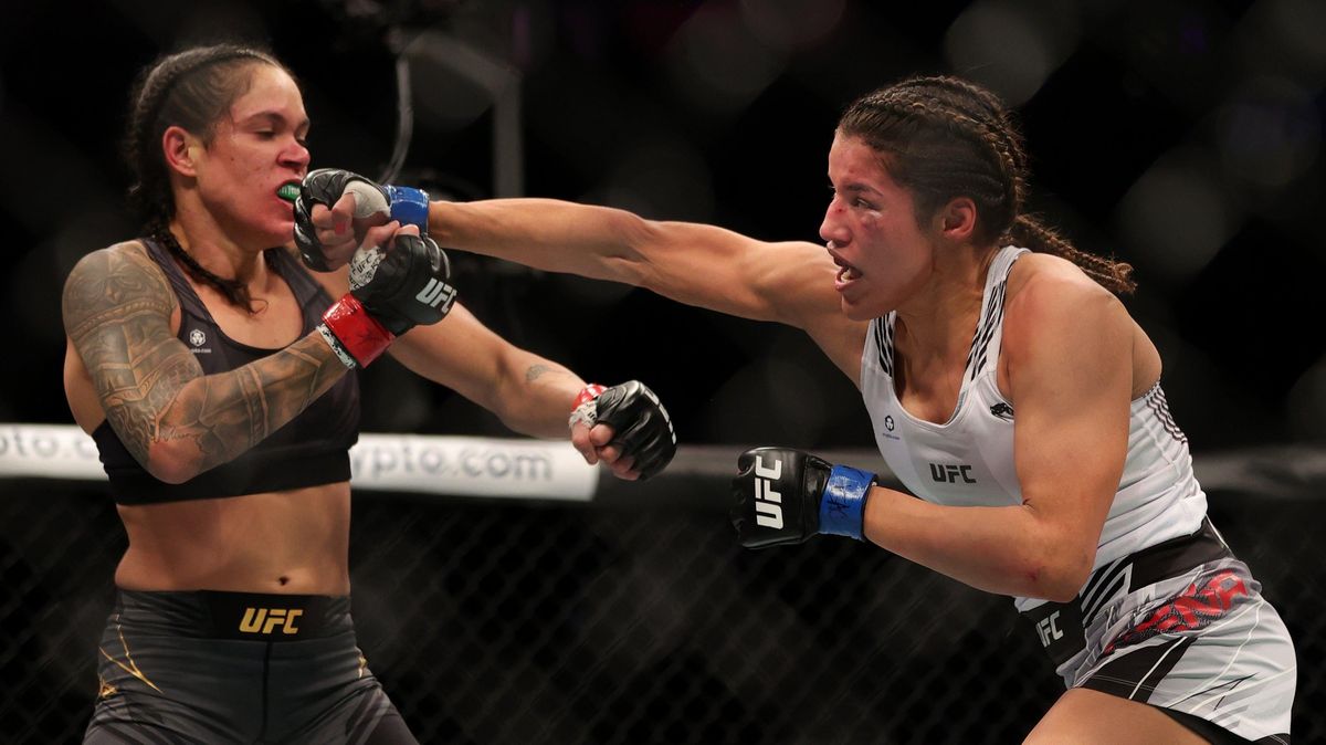Massive underdog Julianna Peña (r.) defeated Amanda Nunes (l.) by submission last night.