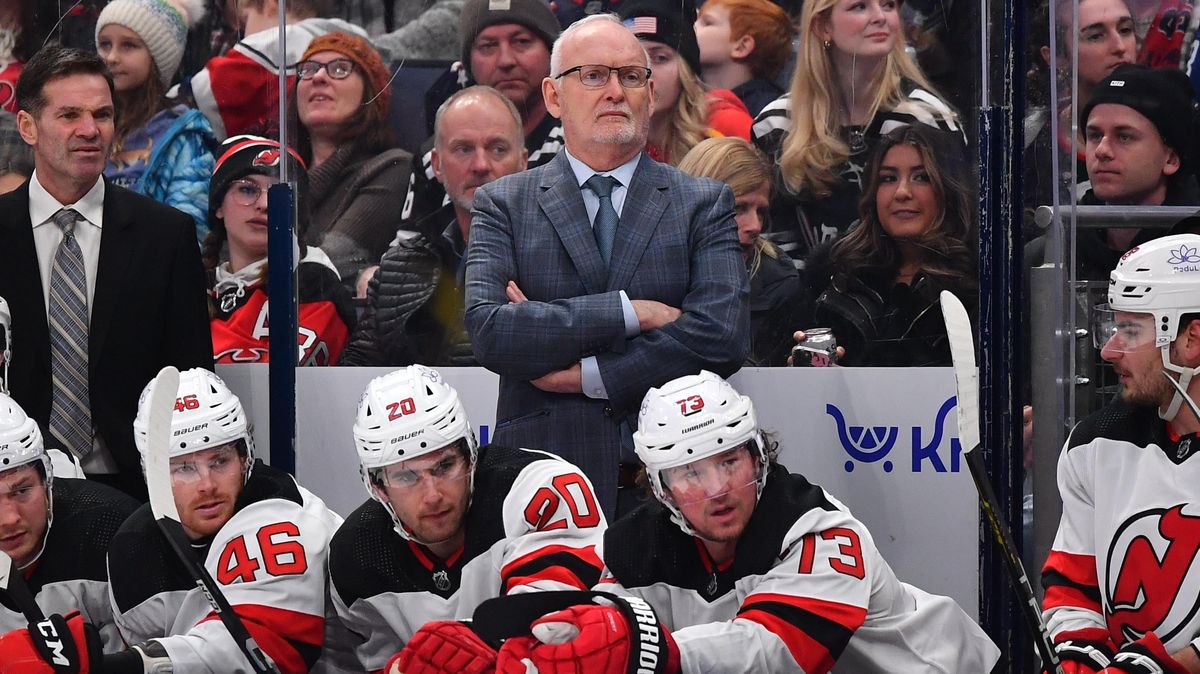Lindy Ruff (center)