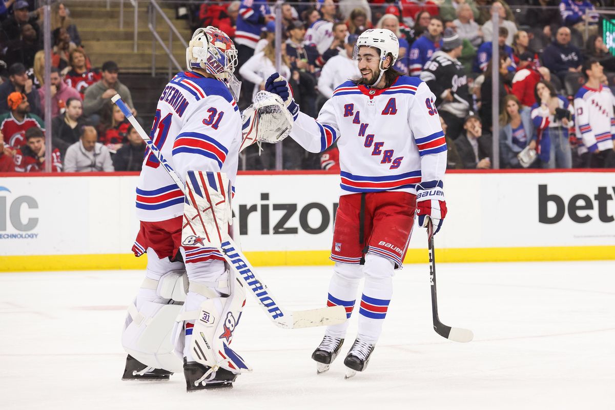 Igor Shesterkin (l.) celebrates with Mika Zibanejad