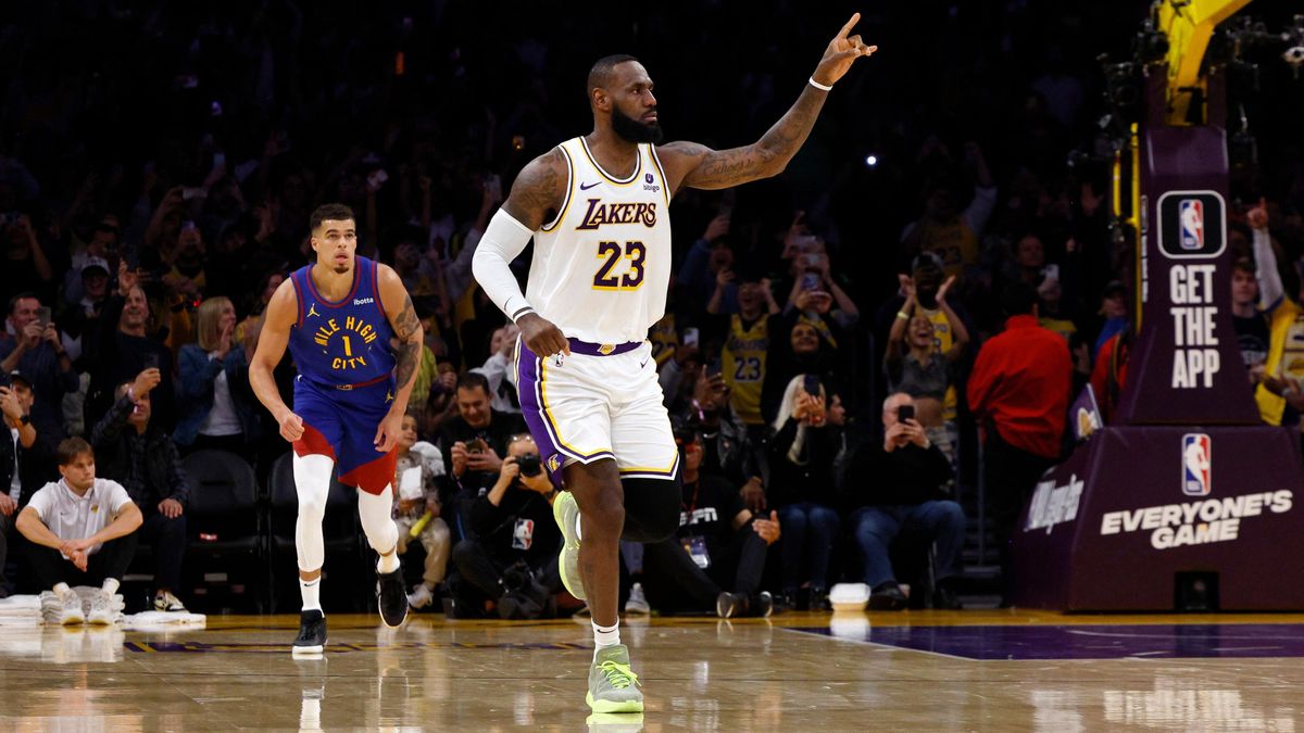 LeBron James de Los Angeles Lakers reacciona después de anotar el punto 40.000 de su carrera durante la primera mitad contra los Denver Nuggets en Crypto.com Arena el 2 de marzo de 2024 en Los Ángeles, California.