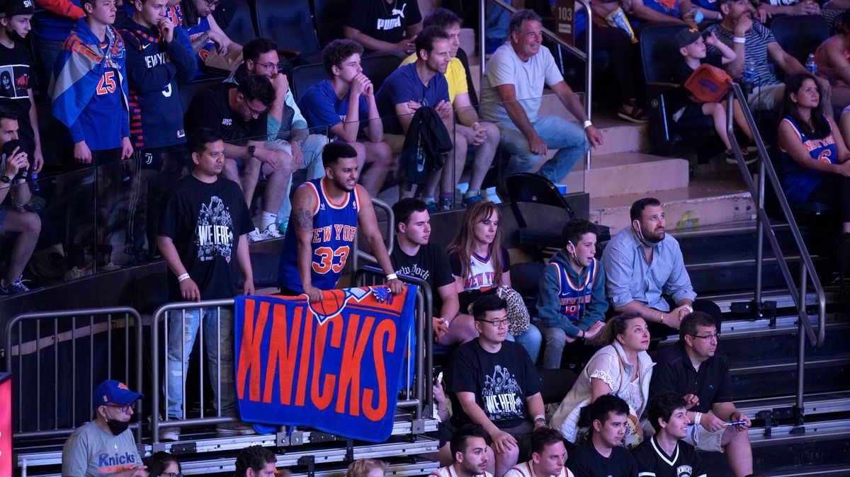 Here we observe Knicks fans in their natural state of bewilderment.