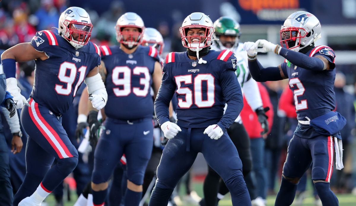 Raekwon McMillan (center) and the Patriots defense