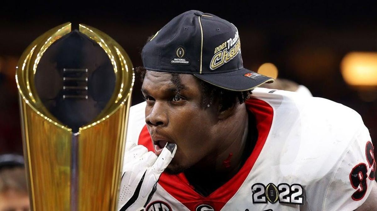 Jordan Davis de Georgia celebra después de la victoria en el Campeonato Nacional de Georgia en 2022.