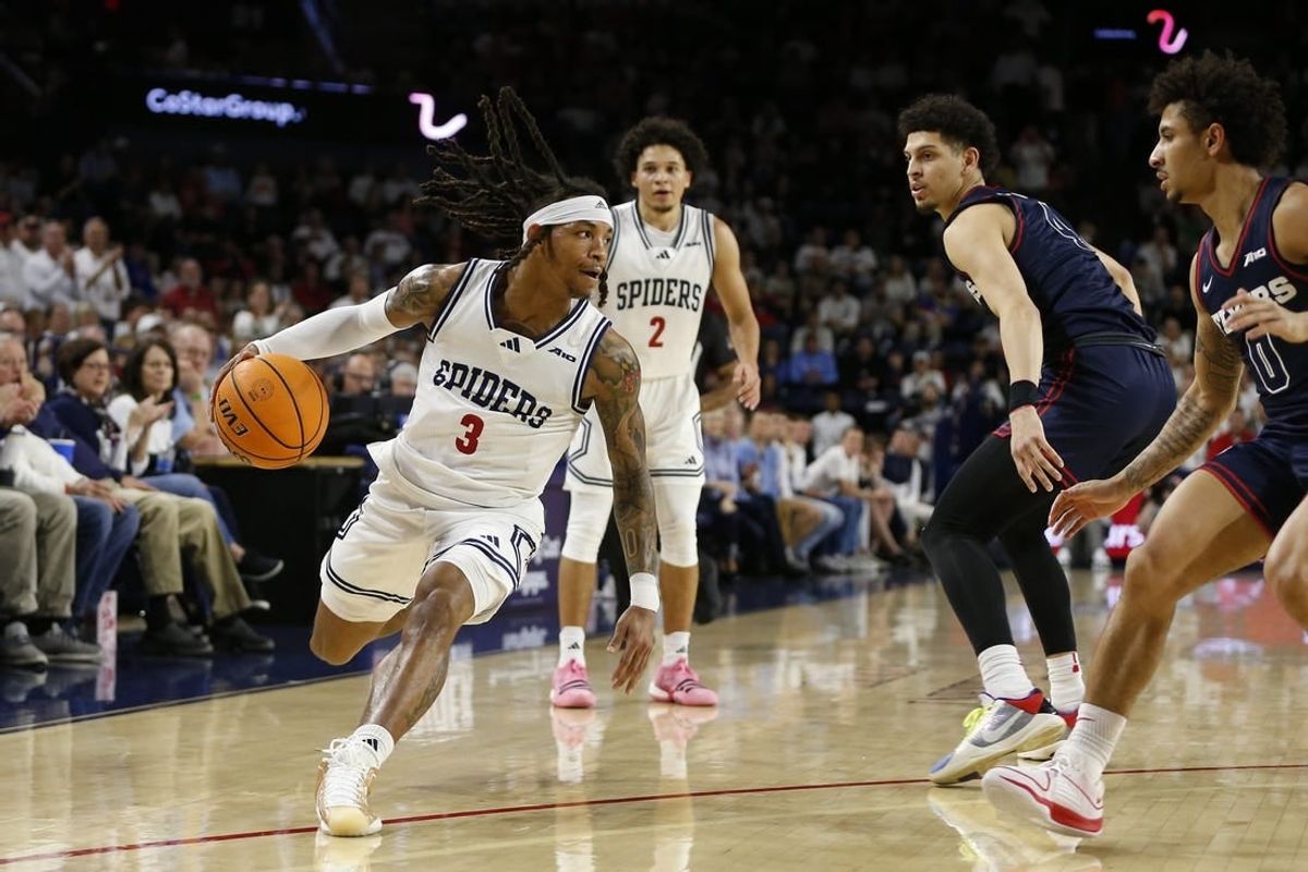 Jan 27, 2024; Richmond, Virginia, USA; Richmond Spiders guard DeLonnie Hunt (3) dribbles teh ball as Dayton Flyers guard Javon Bennett (0) defends during the first half at the Robins Center.
