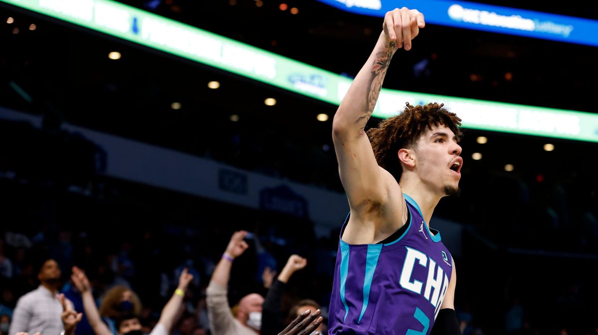 LaMelo Ball made an amazing, between-the-legs pass.