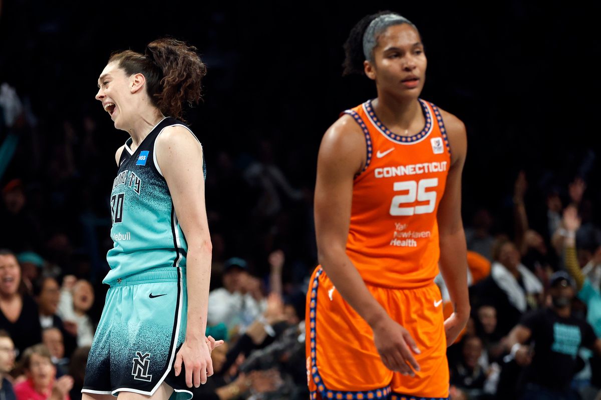 Breanna Stewart (l.) got the best of Alyssa Thomas.
