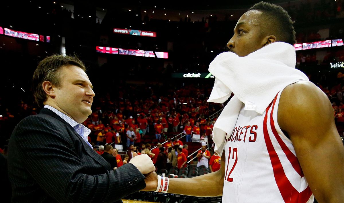 El entonces gerente general de los Houston Rockets, Daryl Morey (izq.) y Dwight Howard