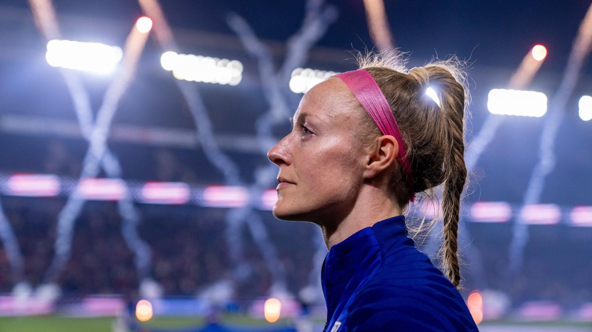 USWNT’S Becky Sauerbraun ahead of last night’s SheBelieves Cup game, in which the team wore wristbands to support trans kids in Texas.