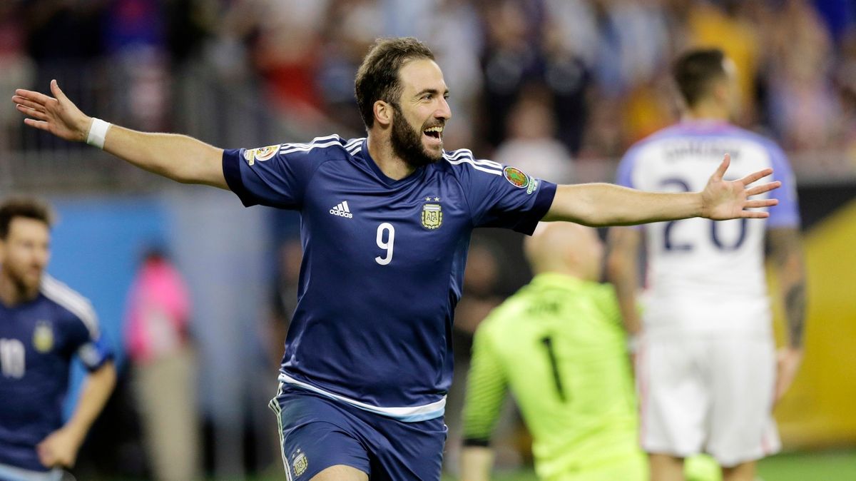 Photo of Higuaín responding to the question “How much did Juve pay for you?” via  [object Object]