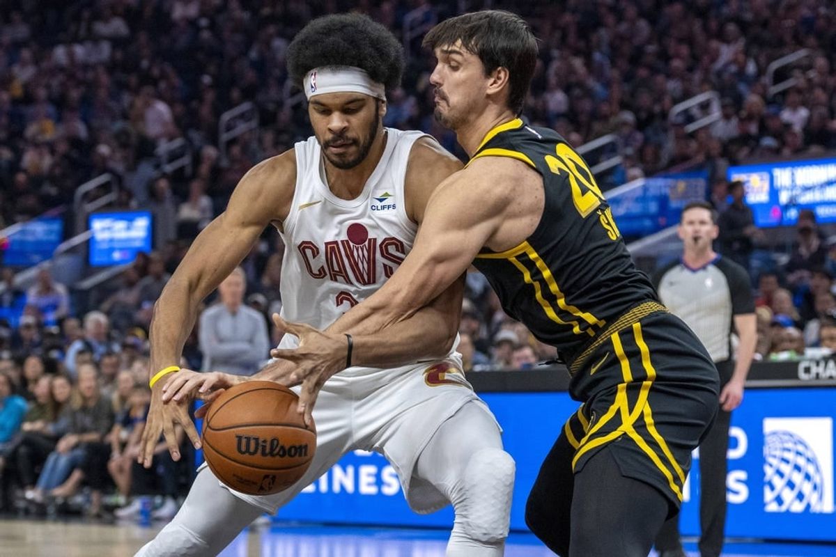 Nov 11, 2023; San Francisco, California, USA;  Golden State Warriors forward Dario Saric (20) defends against Cleveland Cavaliers center Jarrett Allen (31) during the first quarter at Chase Center.