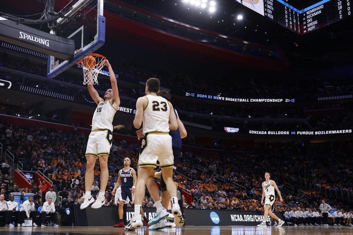 Purdue Boilermakers center Zach Edey (15) dunks the ball in the second half against the Gonzaga Bulldogs during the NCAA Tournament Midwest Regional at Little Caesars Arena.