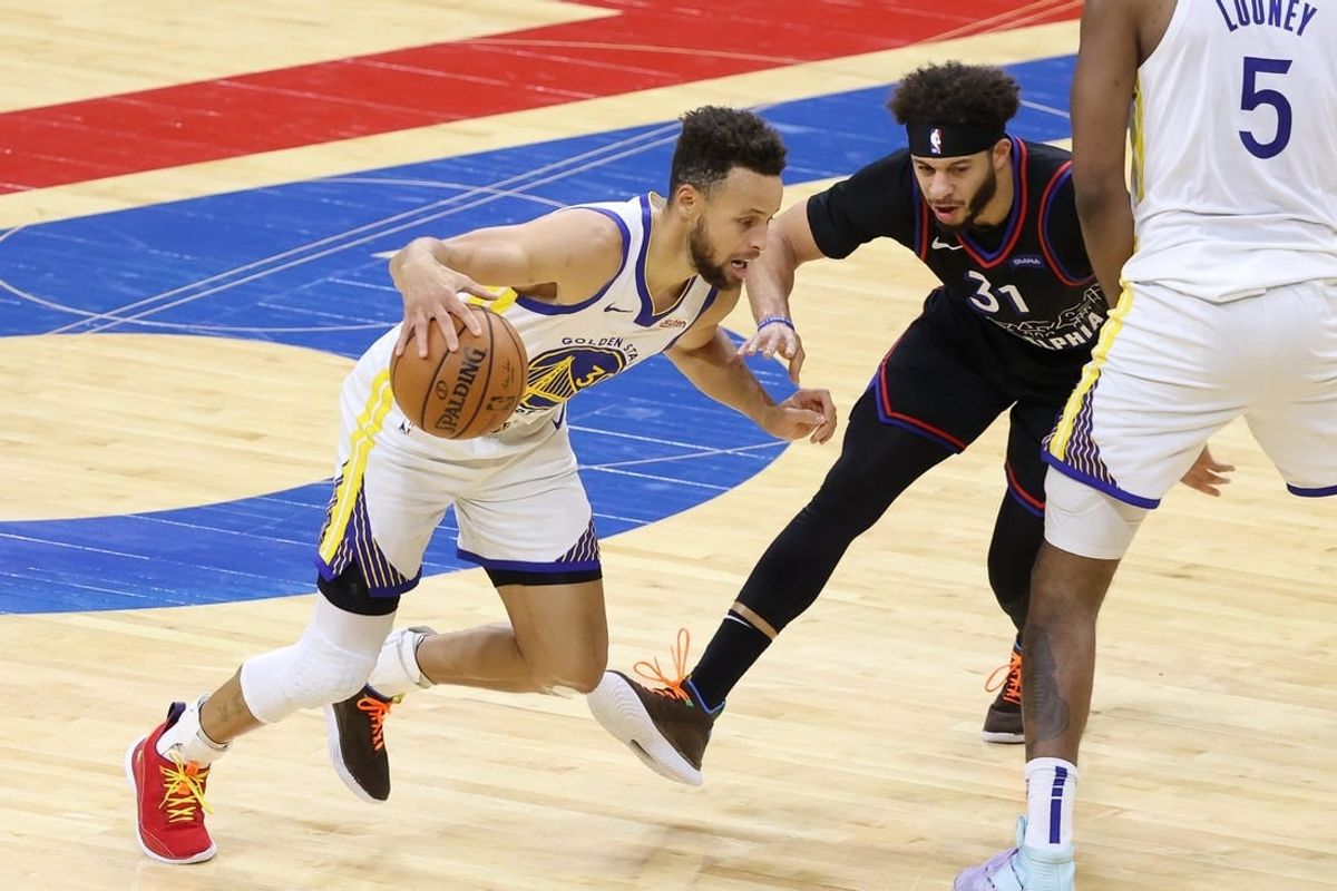 Apr 19, 2021; Philadelphia, Pennsylvania, USA; Golden State Warriors guard Stephen Curry (30) drives past Philadelphia 76ers guard Seth Curry (31) during the second quarter at Wells Fargo Center.