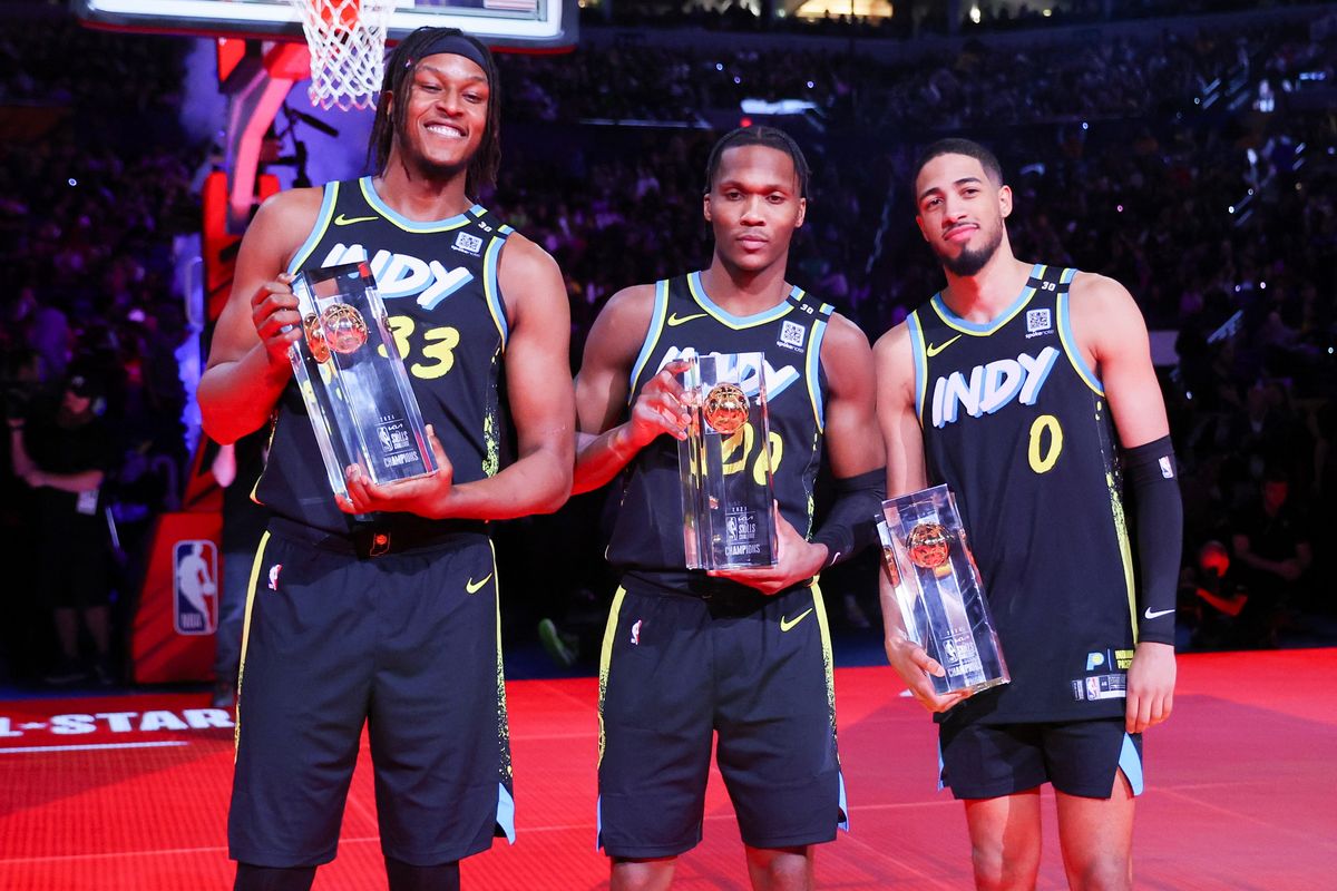 INDIANAPOLIS, INDIANA -17 DE FEBRERO: Myles Turner #33, Bennedict Mathurin #00 y Tyrese Haliburton #0 de los Indiana Pacers posan para  foto después de ganar el Kia Skills Challenge 2024 durante el State Farm All-Star del sábado por la noche en el Lucas Oil Stadium el 17 de febrero de 2024 en  Indianápolis, Indiana. NOTA PARA EL USUARIO: El Usuario reconoce y acepta expresamente que, al descargar y o usar esta fotografía, el Usuario está consintiendo a  los términos y condiciones del Acuerdo de licencia de Getty Images. (Foto de Stacy Revere/Getty Images)