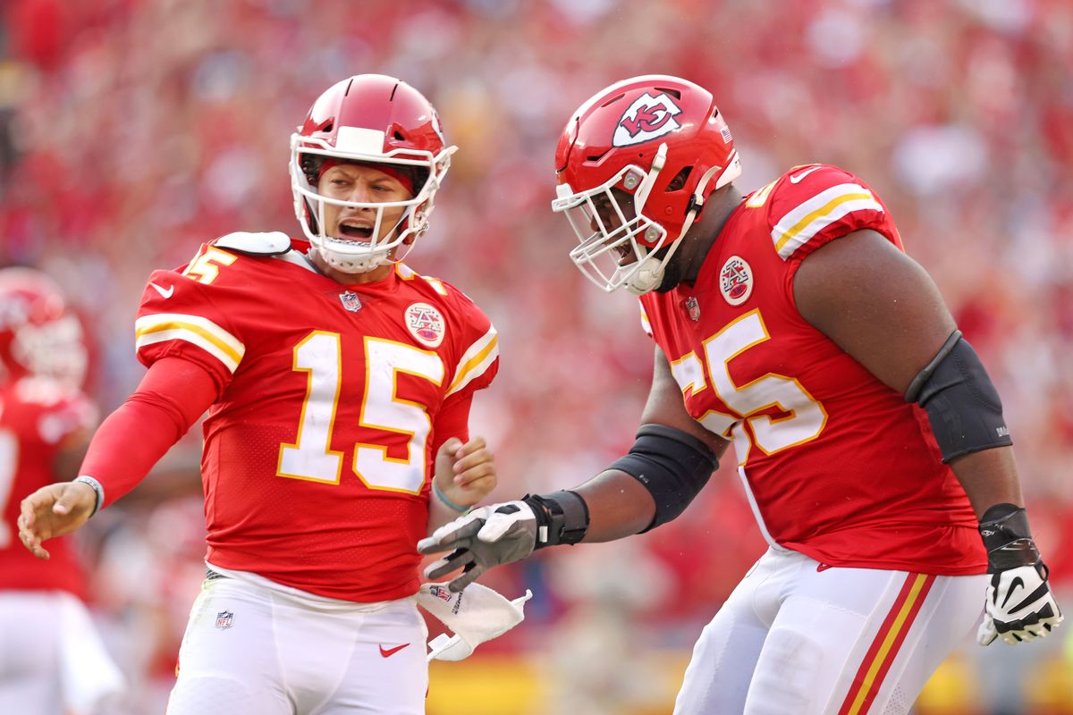 Patrick Mahomes (l.) led the Chiefs out of a losing first half to a narrow victory over the Browns.
