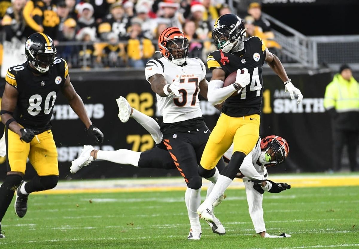 Dec 23, 2023; Pittsburgh, Pennsylvania, USA;  Pittsburgh Steelers wide receiver George Pickens outpaces the Cincinnati Bengals defense for an 86 yard touchdown in the first quarter at Acrisure Stadium.
