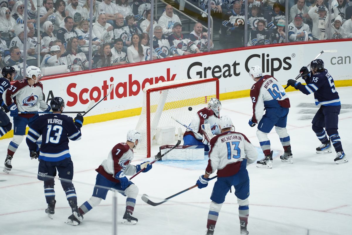 WINNIPEG, CANADÁ - 21 DE ABRIL: Mark Scheifele #55 de los Winnipeg Jets anota su gol del primer período sobre Alexander Georgiev #40 de Colorado Avalanche en el primer juego de la primera ronda de los playoffs de la Copa Stanley 2024 en el Canada Life Centre el 21 de abril de 2024 en Winnipeg, Canadá. (Foto de David Lipnowski/Getty Images)