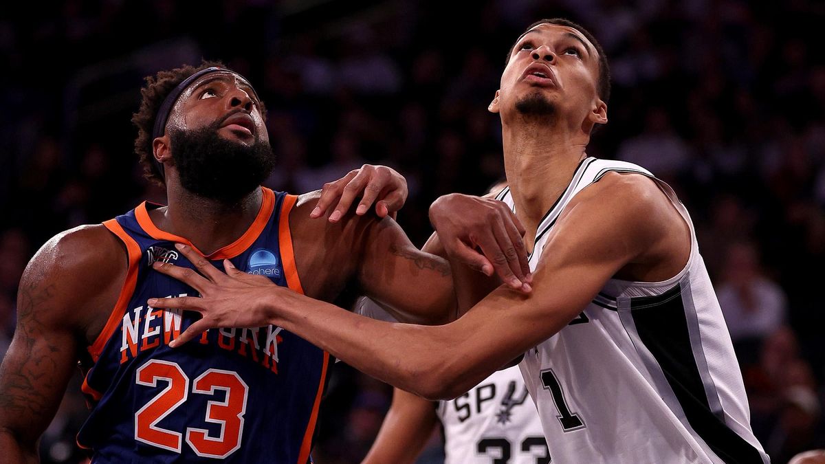 Mitchell Robinson (izq.) mantuvo a Victor Wembanyama bajo control en MSG.